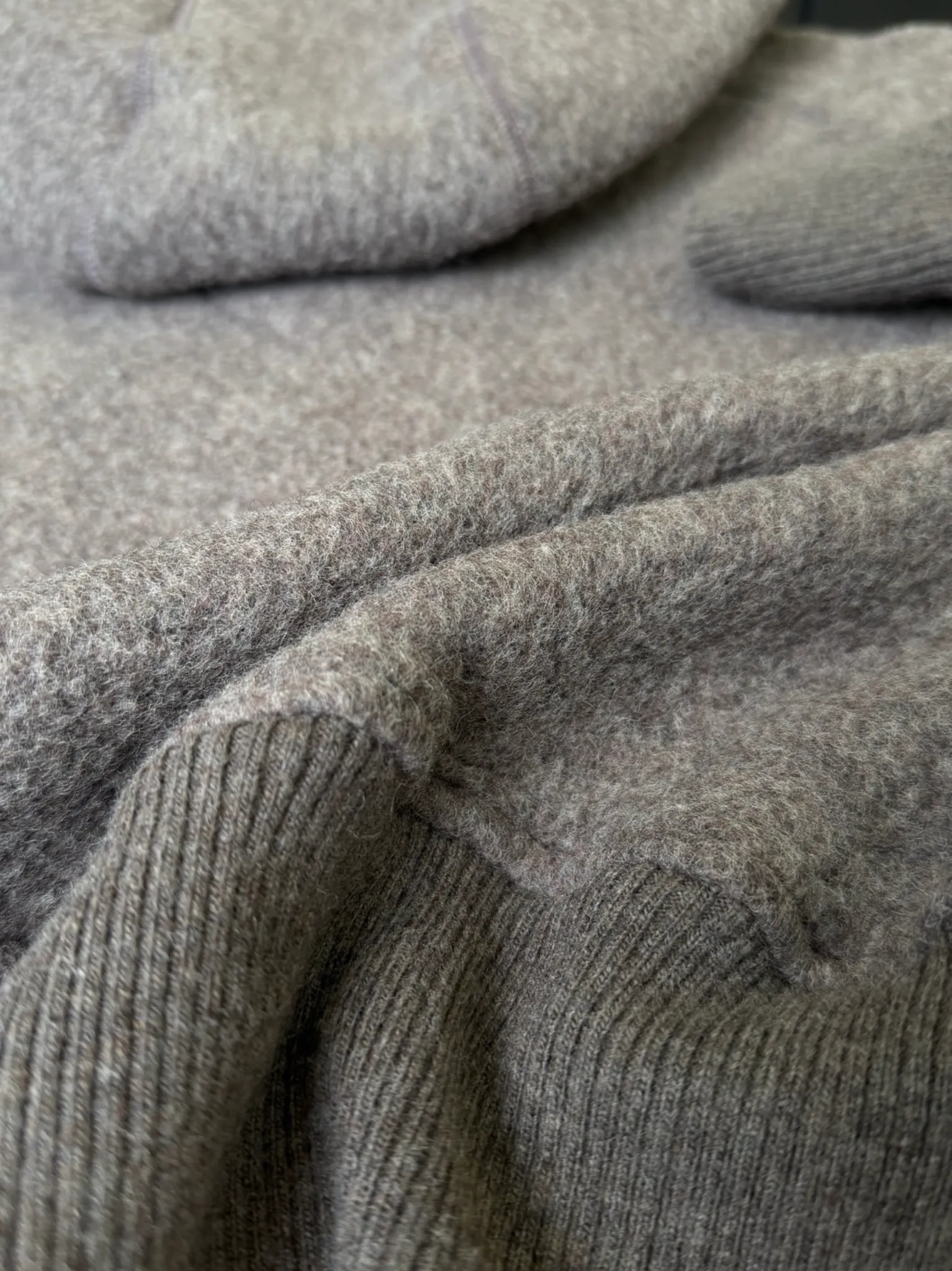 P660 Canada Goose Fleece Wool Hooded Jacket Fabric selection: Wool fleece fabric blended with wool as the main body and a very small amount of spandex and polyester fiber. Wool is a core natural ingredient that provides unparalleled temperature regulation, antibacterial and anti-odor properties and a skin-friendly feel. The feeding of a small amount of spandex gives the fabric a certain degree of four-way elasticity, making it non-restrictive during daily activities. As the basis of fleece's structure, polyester fiber enhances the fabric's durability, wrinkle resistance and quick-drying properties. It contributes to the loft of the fleece and provides functions such as trapping air.  Detail 1: The sleeves and hem are closed with 2×2 ribbing. Its strong elasticity can closely fit wrists and waists of different thicknesses, forming an effective 'seal' to prevent cold wind from blowing back. It can still maintain its original shape after repeated stretching and use, and is not easy to loose and deform. And the ribbed cuffs can convey a sense of design and enhance the visual beauty.  Detail 2: The combination of hood design and elastic buckle improves warmth and windproof performance when wearing. Accessories: Customized elastic drawstring, elastic buckle, custom zipper pendant, custom armband Size: S M L Color: black gray coffee rice pink